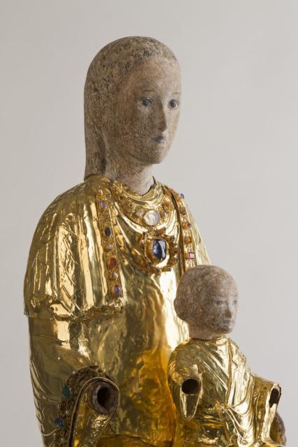 Die Goldene Madonna des Hildesheimer Domschatzes mit den Köpfen von Walter Moroder aus dem Jahr 2014.